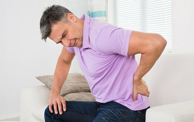 Durerea pelvină este un simptom comun al prostatitei cronice la bărbați